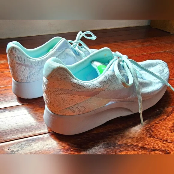 Sz 10 new Nike Tanjun baby blue floral lace mesh sneakers womens - Picture 4 of 11